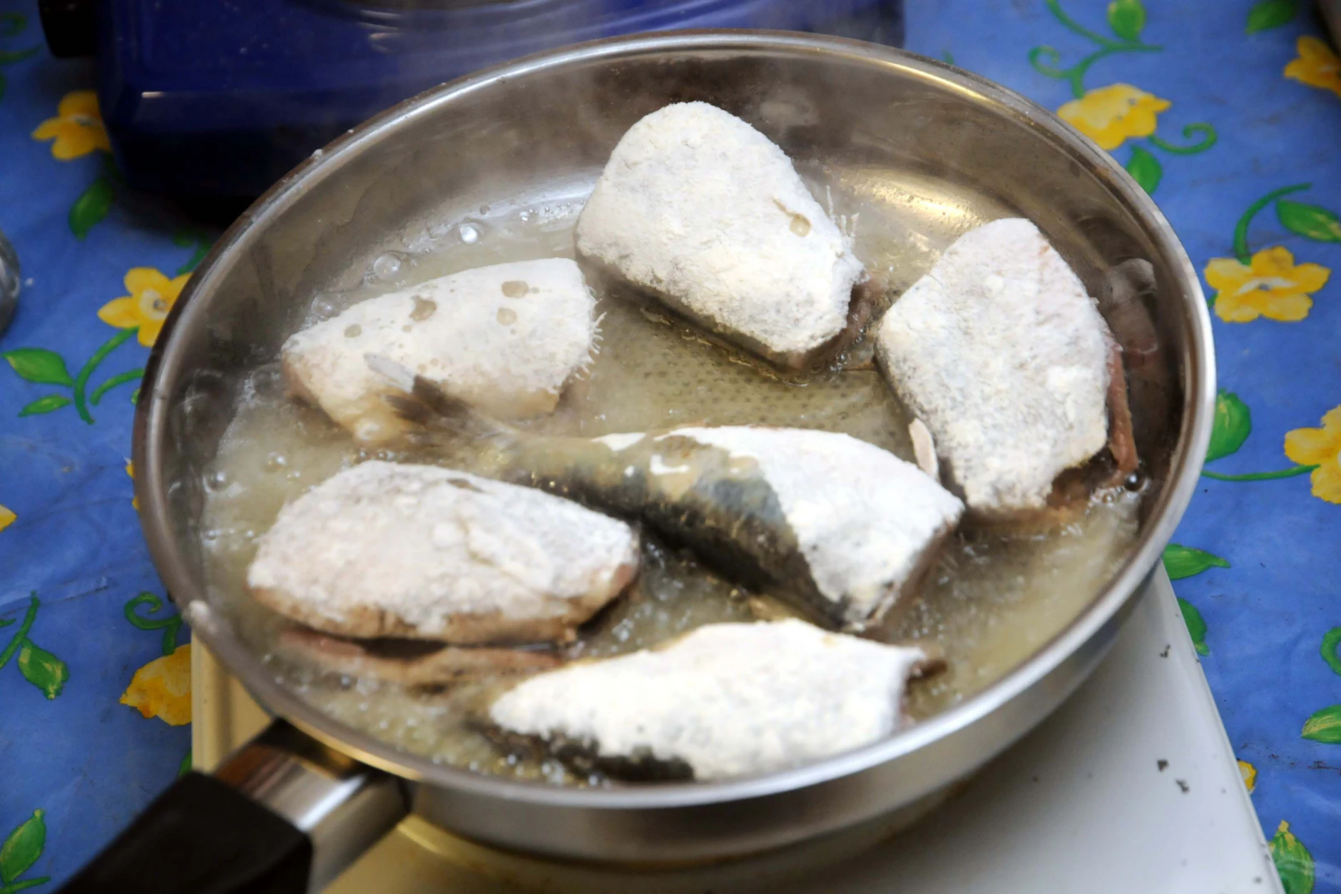 Die Heringe werden in Mehl gewälzt knusprig gebraten.