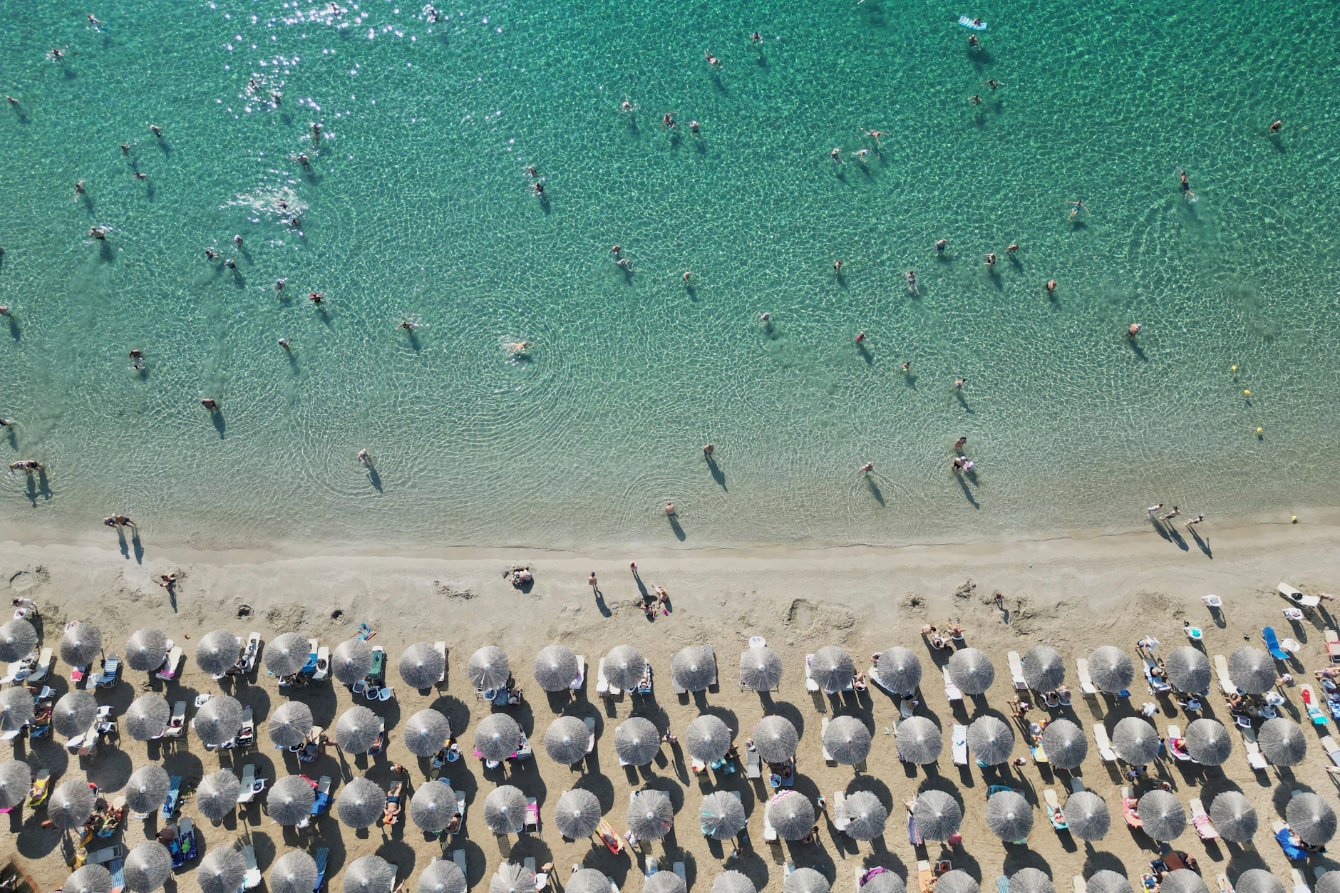 Menschen am Avlaki-Strand östlich von Athen: Griechenland meldet ein deutliches Plus bei Ankünften aus dem Ausland.