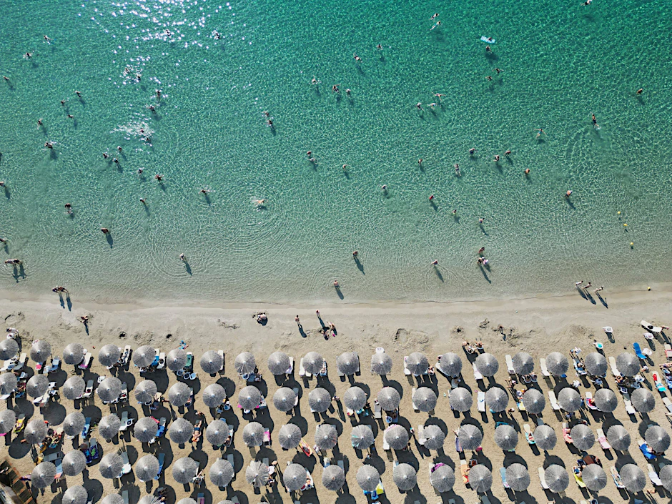 Menschen am Avlaki-Strand östlich von Athen: Griechenland meldet ein deutliches Plus bei Ankünften aus dem Ausland.