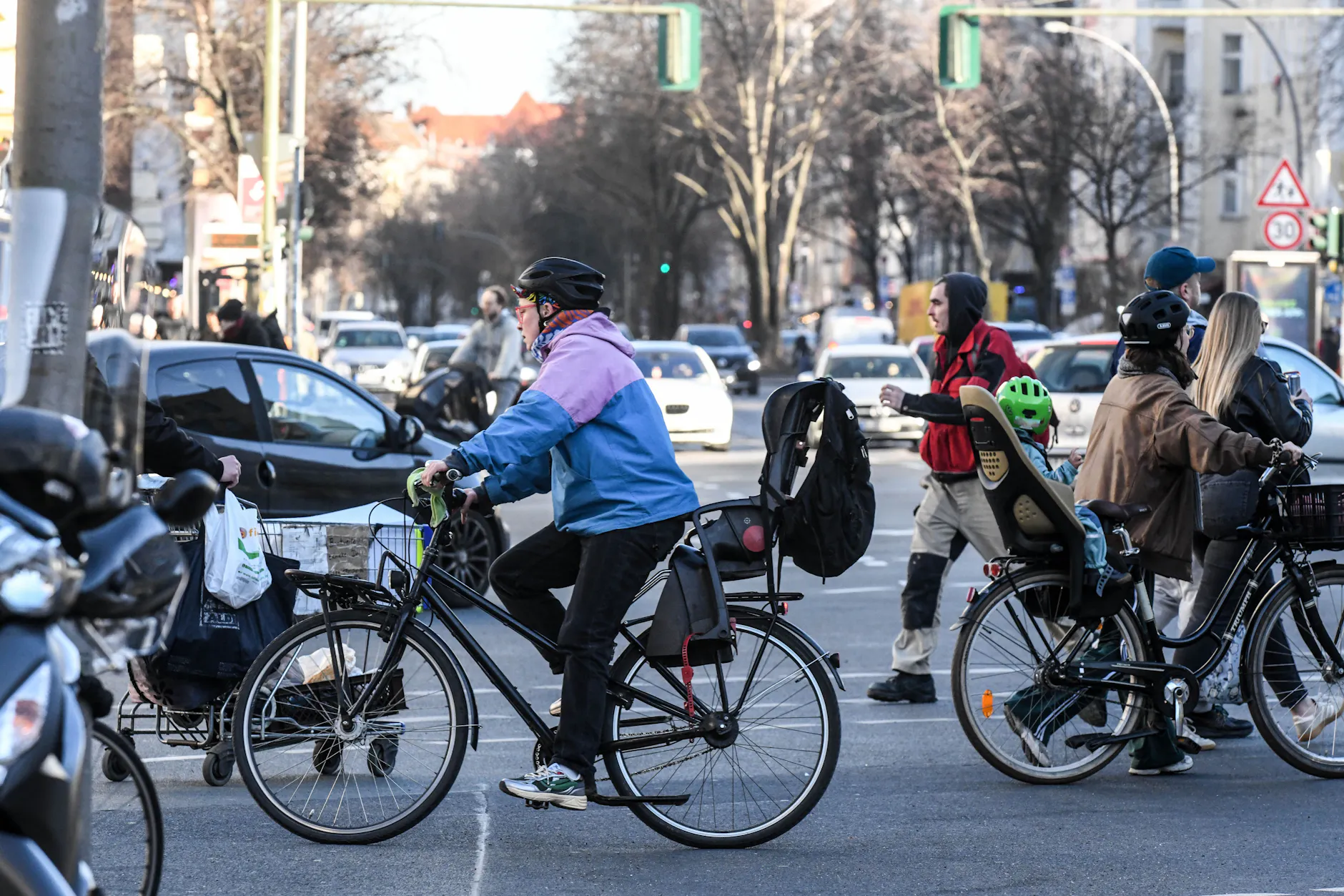 Radfahrer in Neukölln. Der Bezirk belegt Platz sechs in der Liste der Diebstahl-Hotspots.
