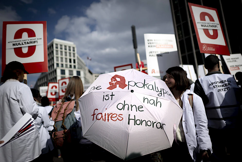 Am sogenannten Apotheken-Protesttag, dem 23. März 2026, versammeln sich am Potsdamer Platz in Berlin unzufriedene Apotheker.