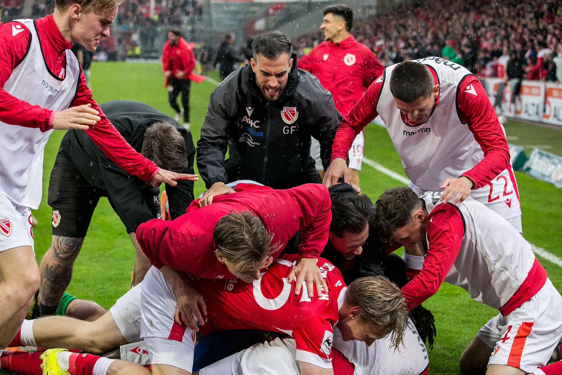 Die Energie-Profis bejubeln Sonntag das Comeback und den Sieg gegen Essen.