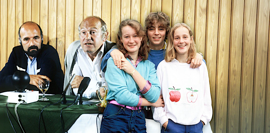 Journalist Dieter Kronzucker und Schwager Ralf Wächtler (ganz l.) bei einer Pressekonferenz zur Freilassung ihrer Kinder (r.).