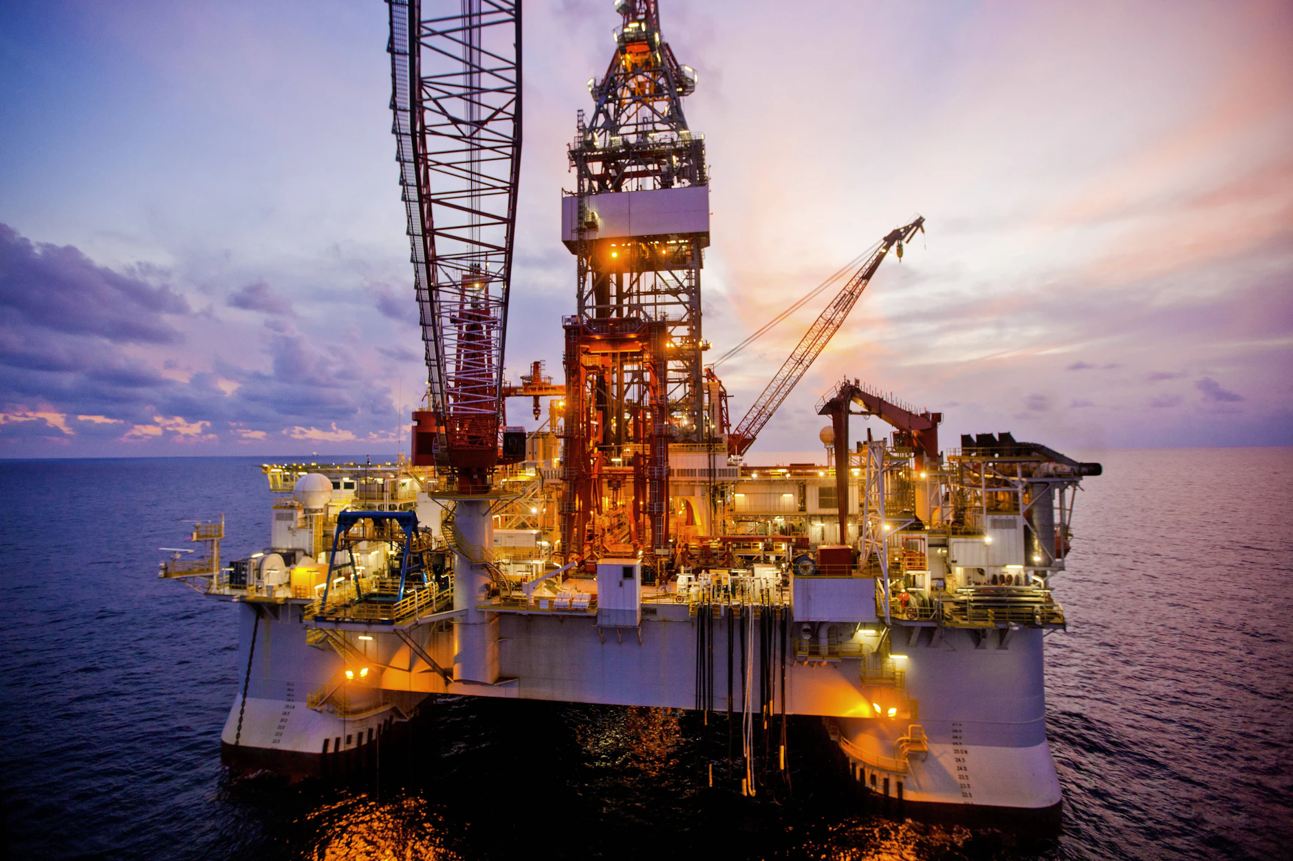 Eine Offshore-Bohrplattform auf offener See: Große Ölkonzerne investieren Milliarden in neue Fördergebiete.