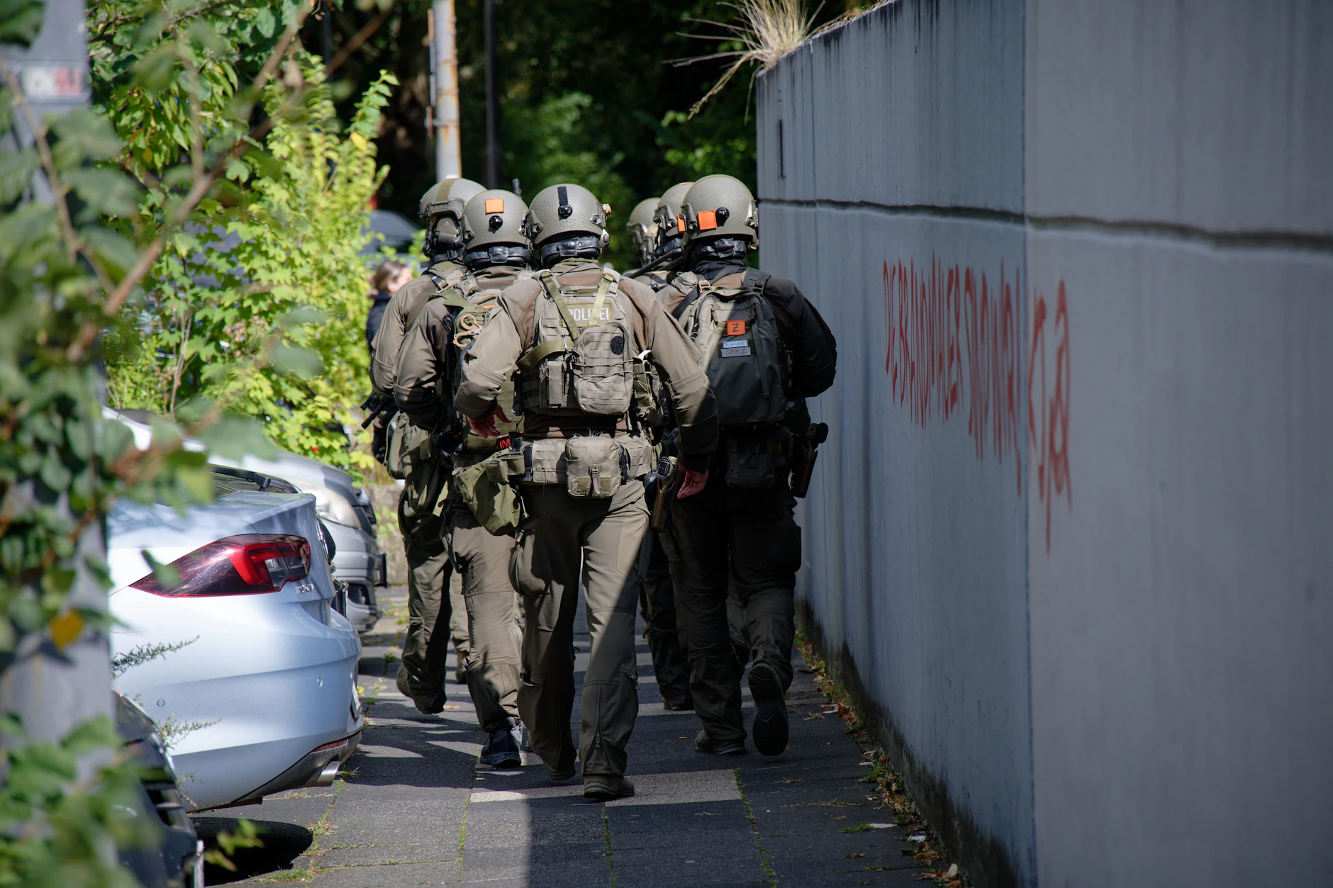 Polizeieinheiten mit Spezialausrüstung hatten die betroffene Berufsschule in Essen nach der Tat gesichert.