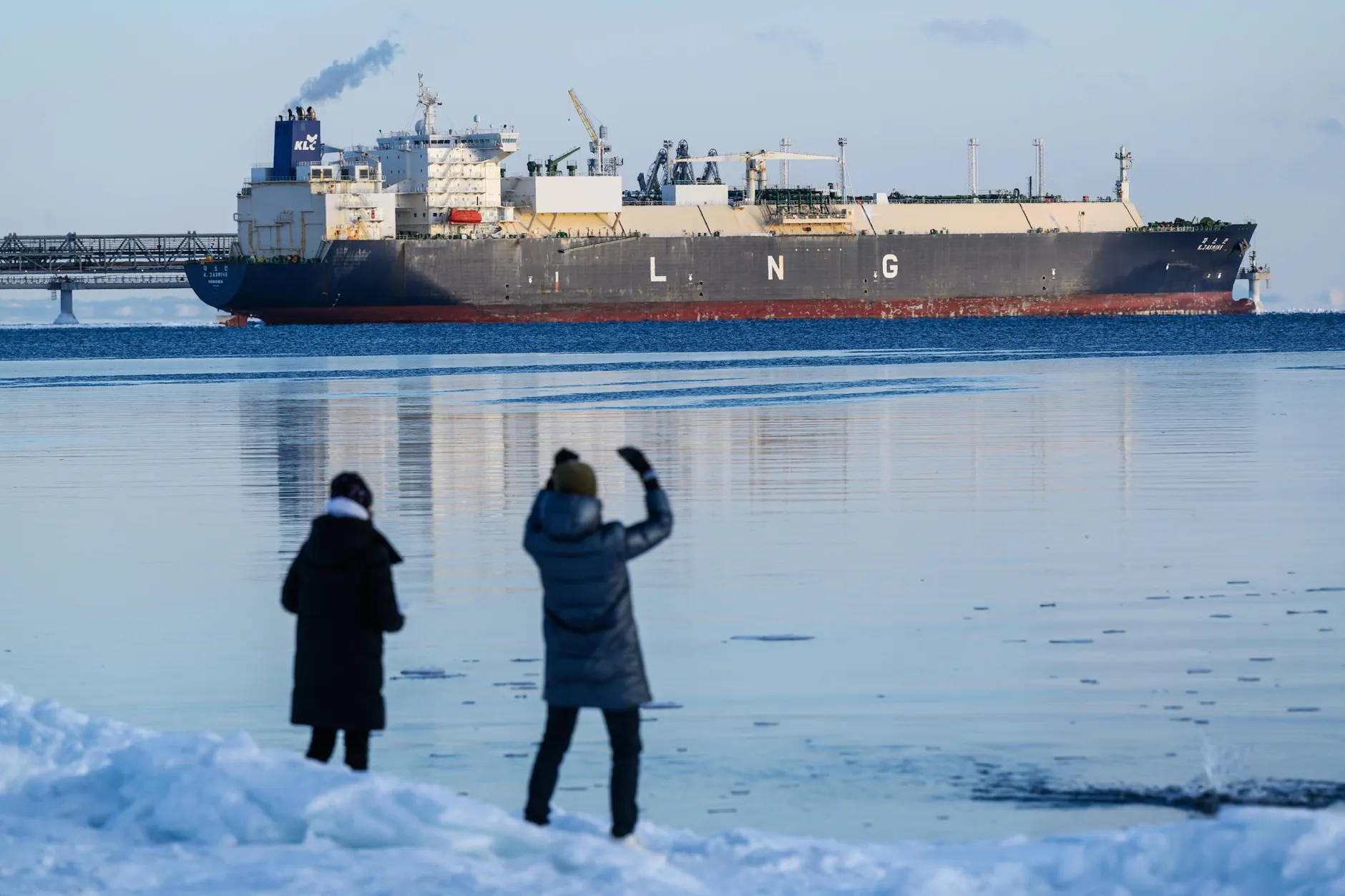 Der LNG-Tanker „K. Jasmine“ am Verladeterminal in Prigorodnoje auf Sachalin. Russland exportiert von hier aus Flüssiggas.