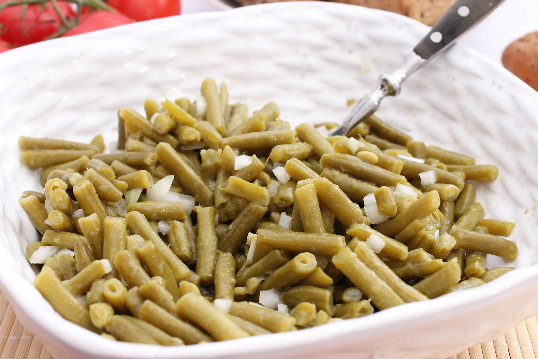 Omas Bohnensalat mit einfachen Zutaten schmeckt klasse - und weckt schon beim ersten Löffel Kindheitserinnerungen!