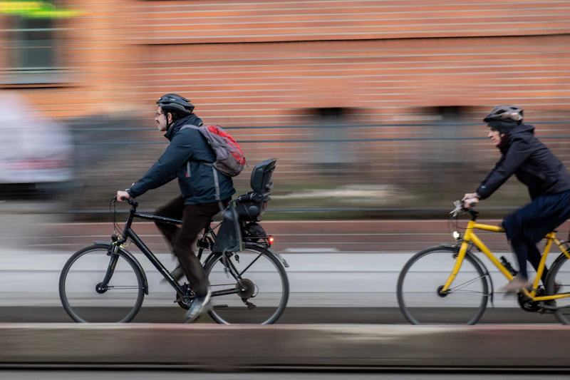 Radfahrer (65) stirbt nach Kollision mit anderem Radler (14) in Friedrichshain