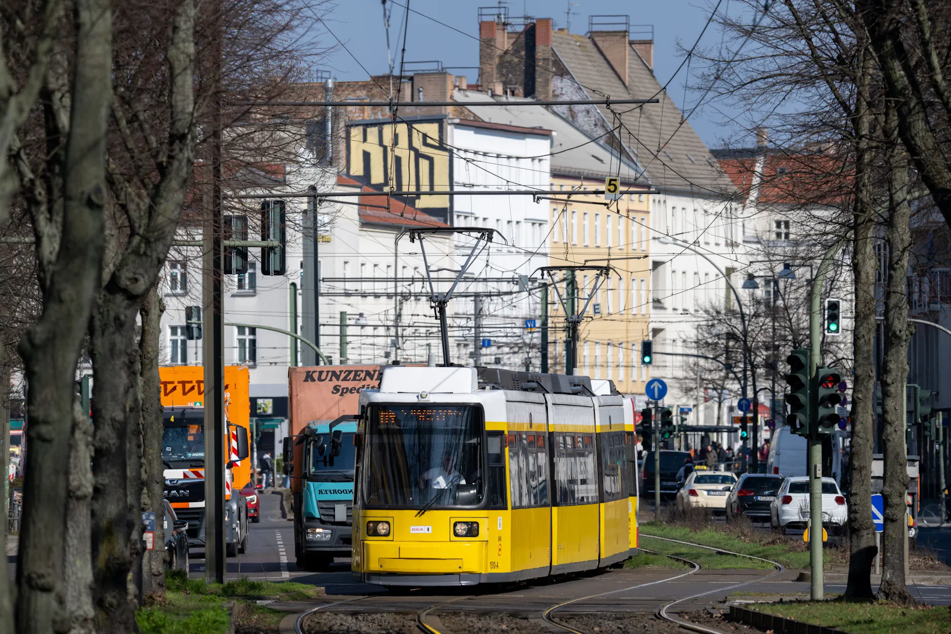 Straßenbahnunfall in Weißensee: Auf der Linie M4 kam es zum Zusammenstoß mit einer Fußgängerin.