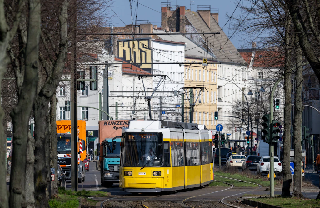 Berlin-Weißensee: Junge Frau nach Zusammenstoß mit Straßenbahn schwer verletzt