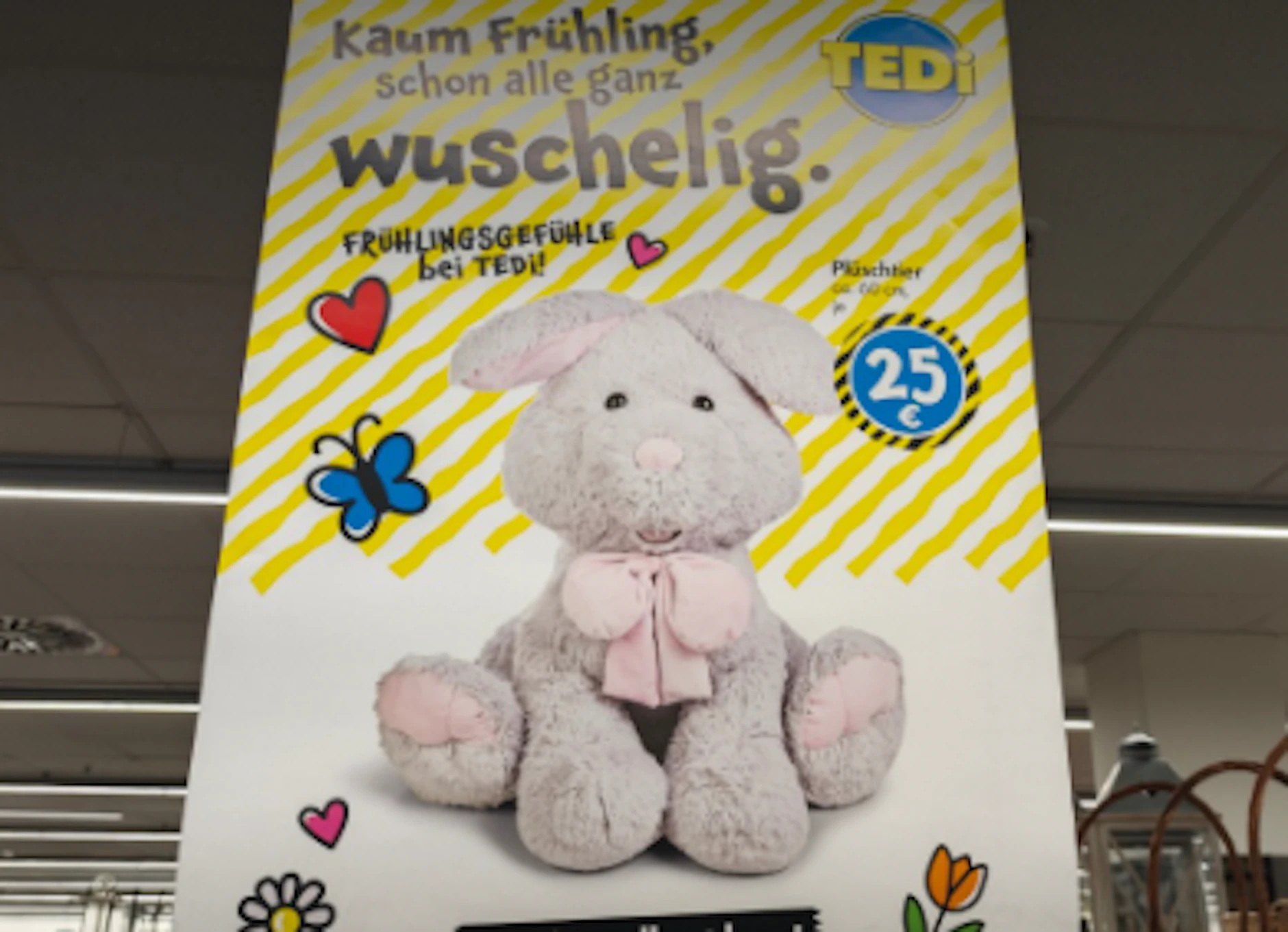 „Kaum Frühling, schon alle ganz wuschelig“: Werbung für einen Plüschhasen.
