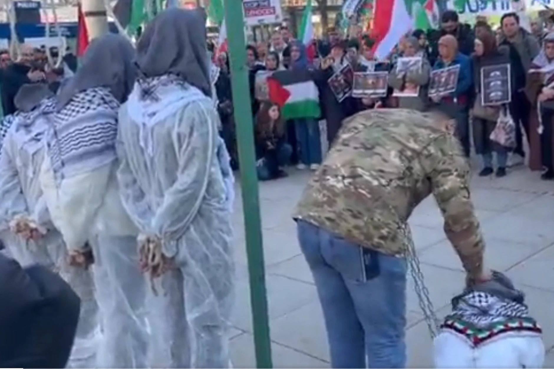 Verstörende Szenen auf dem Alexanderplatz: Palästina-Demonstranten stellen eine Hinrichtung durch israelische Soldaten dar.