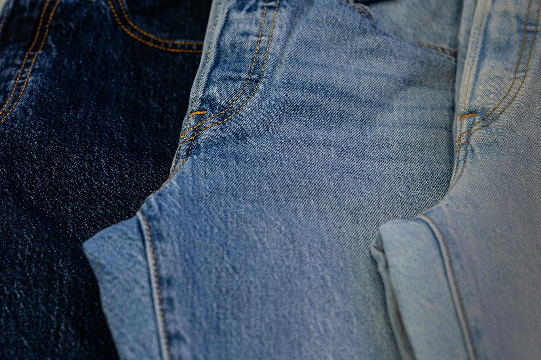 Um Jeans richtig zu pflegen, sollten sie nicht zu oft gewaschen werden. Es reicht aus, sie alle vier bis sechs Wochen einmal zu waschen.