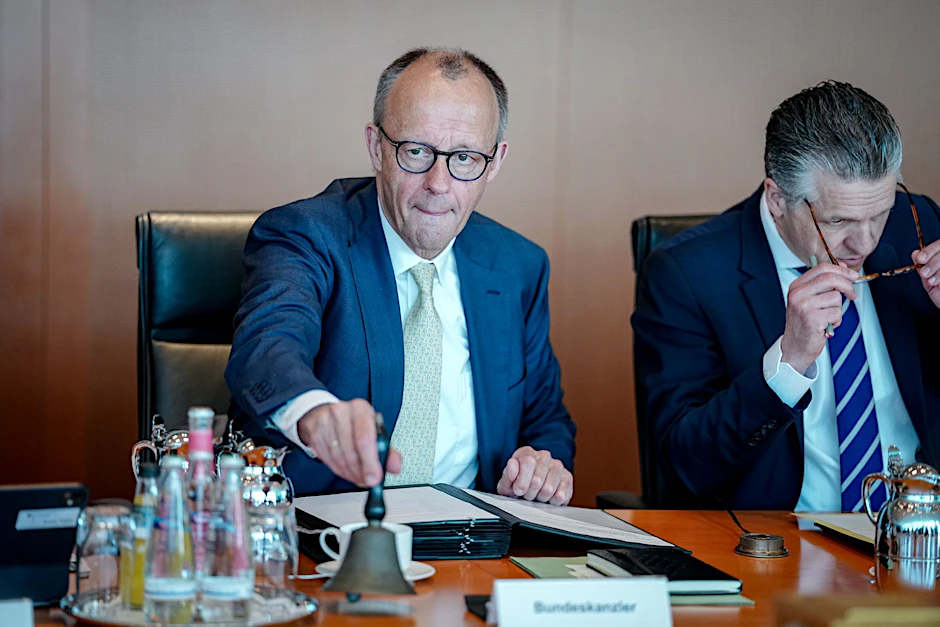 Bundeskanzler Friedrich Merz (CDU) und Thorsten Frei (CDU), Chef des Bundeskanzleramts und Bundesminister für besondere Aufgaben bei einer Sitzung des Bundeskabinetts im Bundeskanzleramt.