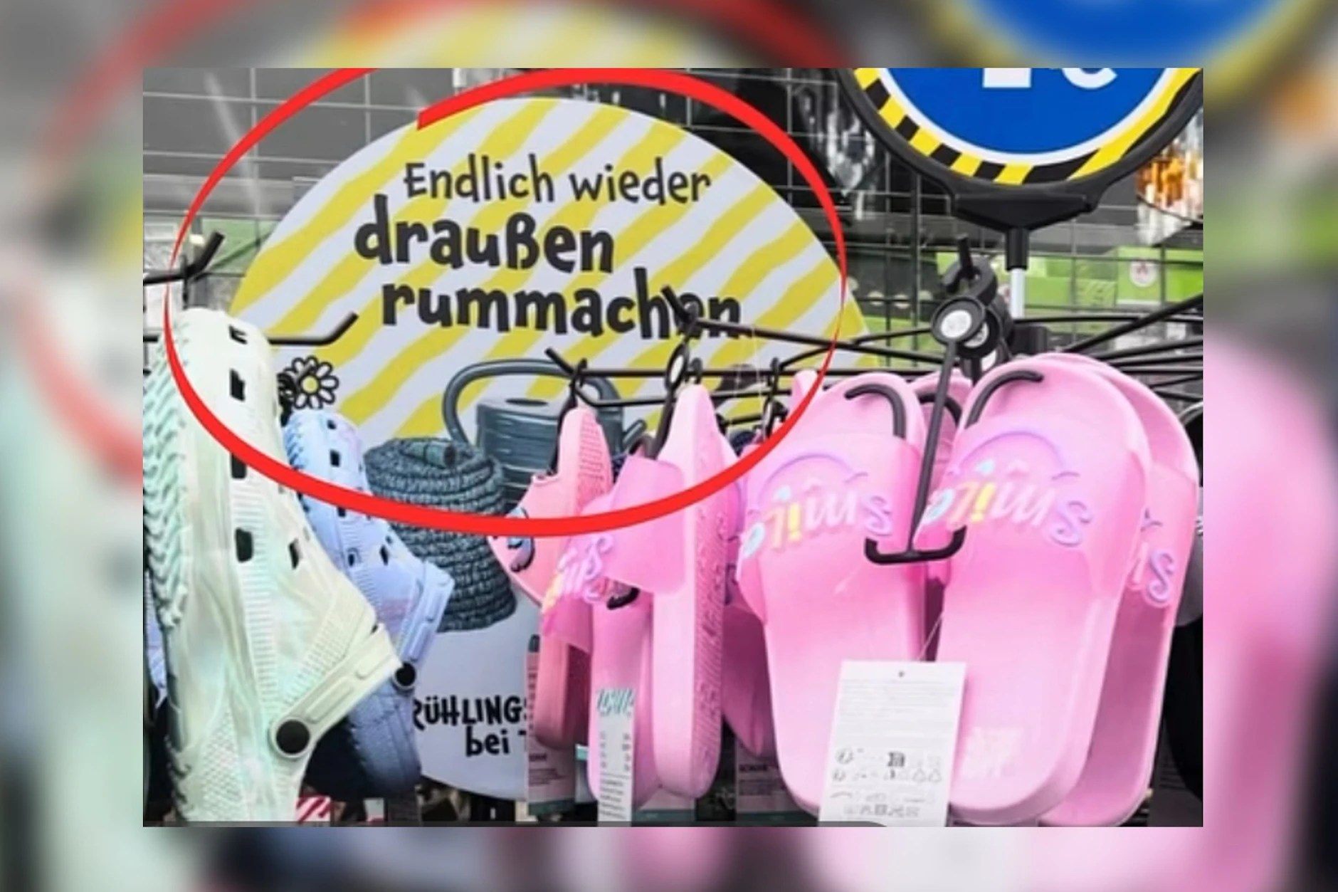 „Endlich wieder draußen rummachen“: Plakat für Badelatschen, auch für Kinder.