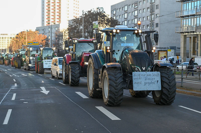 Bauern-Korso in Oschatz: 200 Landwirte machen Front gegen Dieselpreise