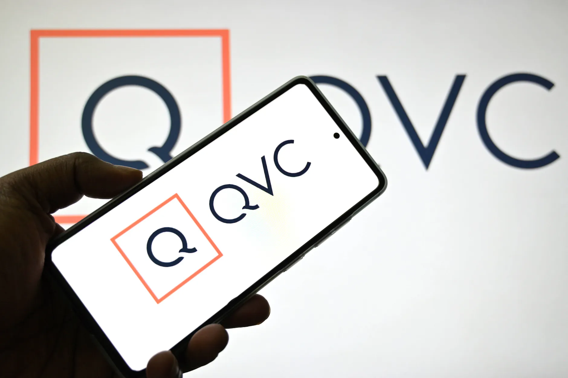Die QVC Group meldet in den USA Insolvenz an und setzt nun verstärkt auf digitale Verkaufswege.