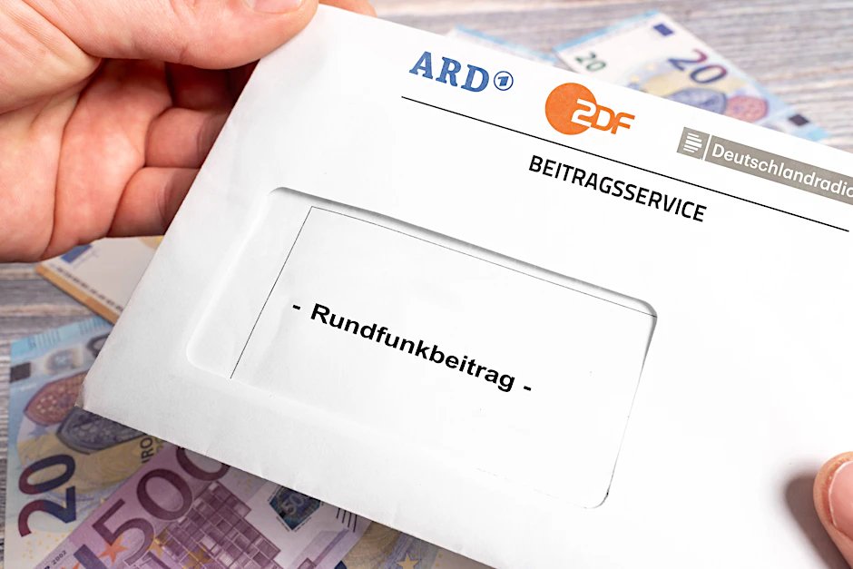 Der Rundfunkbeitrag ist für jeden Haushalt verpflichtend. Doch man kann sich bei sehr geringem Einkommen befreien lassen.