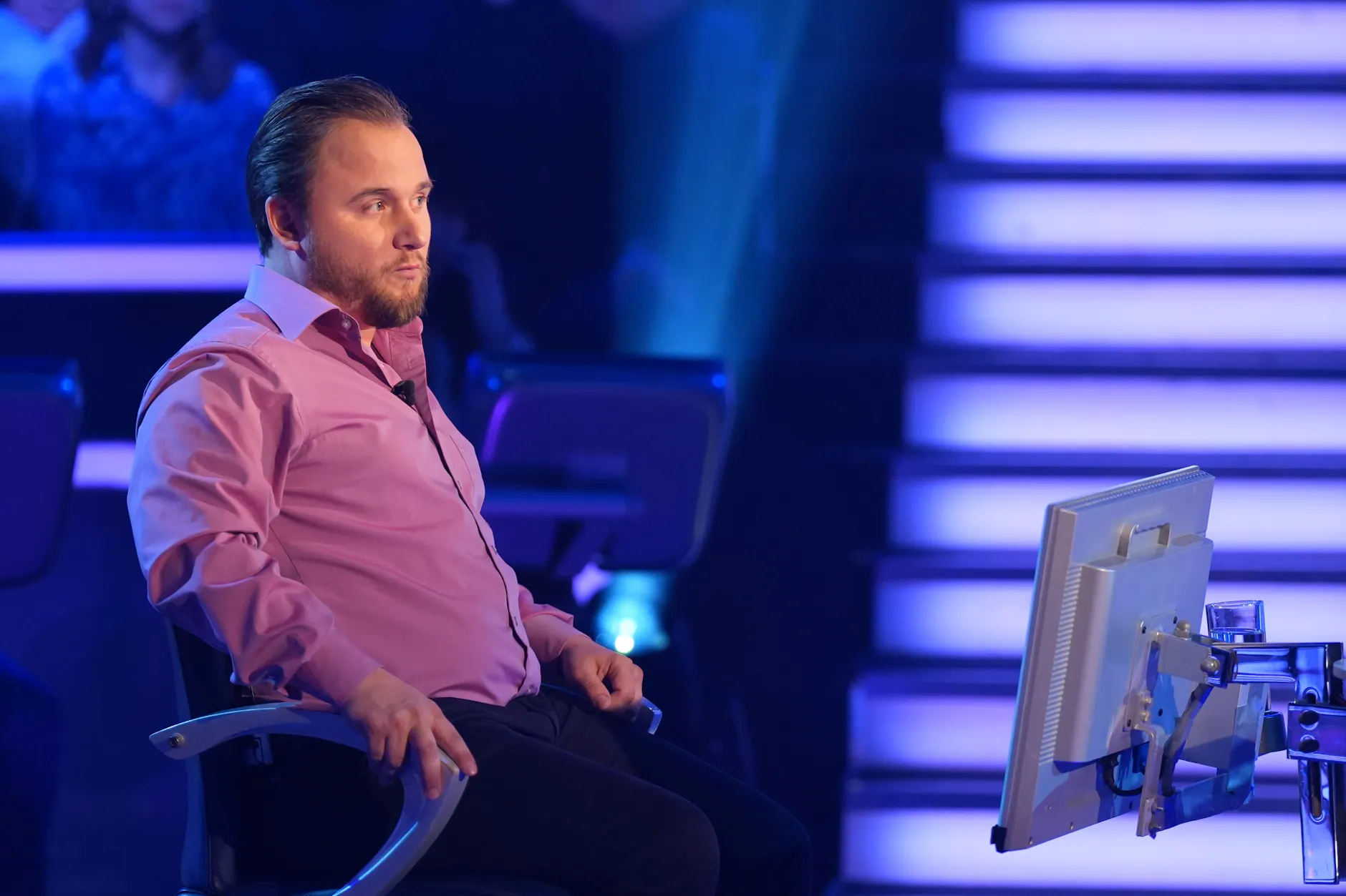 Tobias Fuchs muss sich bei „Wer wird Millionär?“ einer Märchenfrage stellen. Es geht um den Satz „Wie haben sie sich gefreut, sind sich um den Hals gefallen, sind herumgesprungen und haben sich geküsst!“, der aus einem bekannten Märchen kommt.