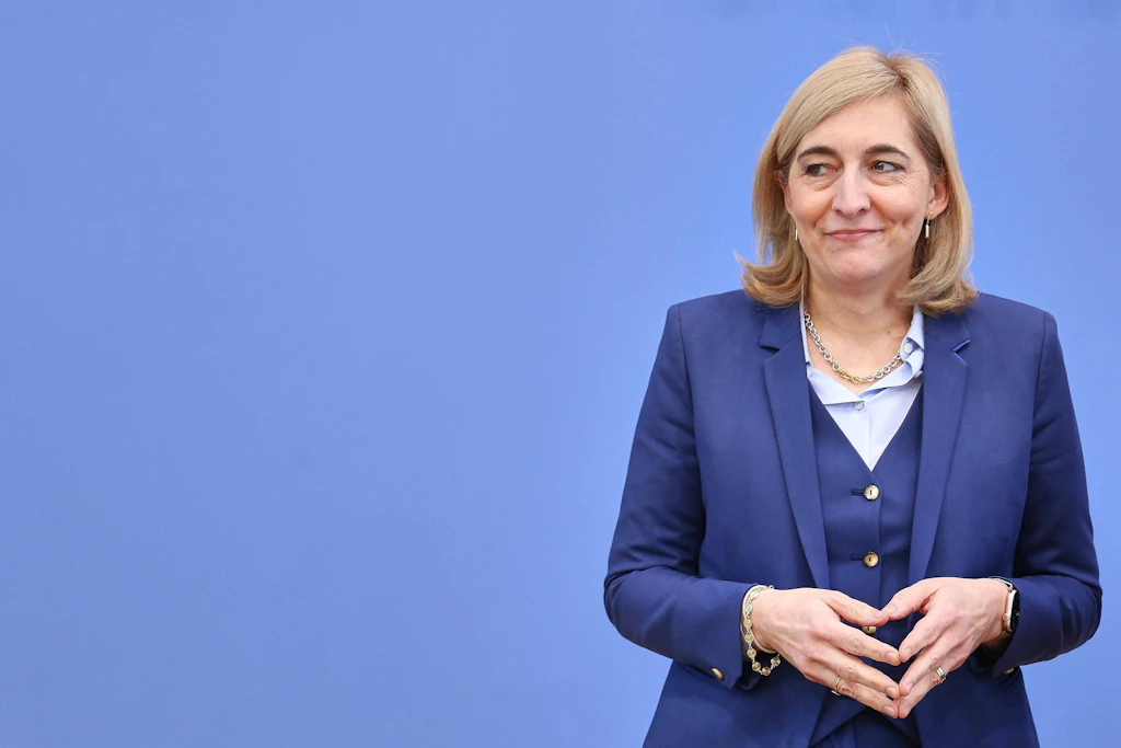 Gesundheitsministerin Nina Warken verspricht viel, setzt wenig um.