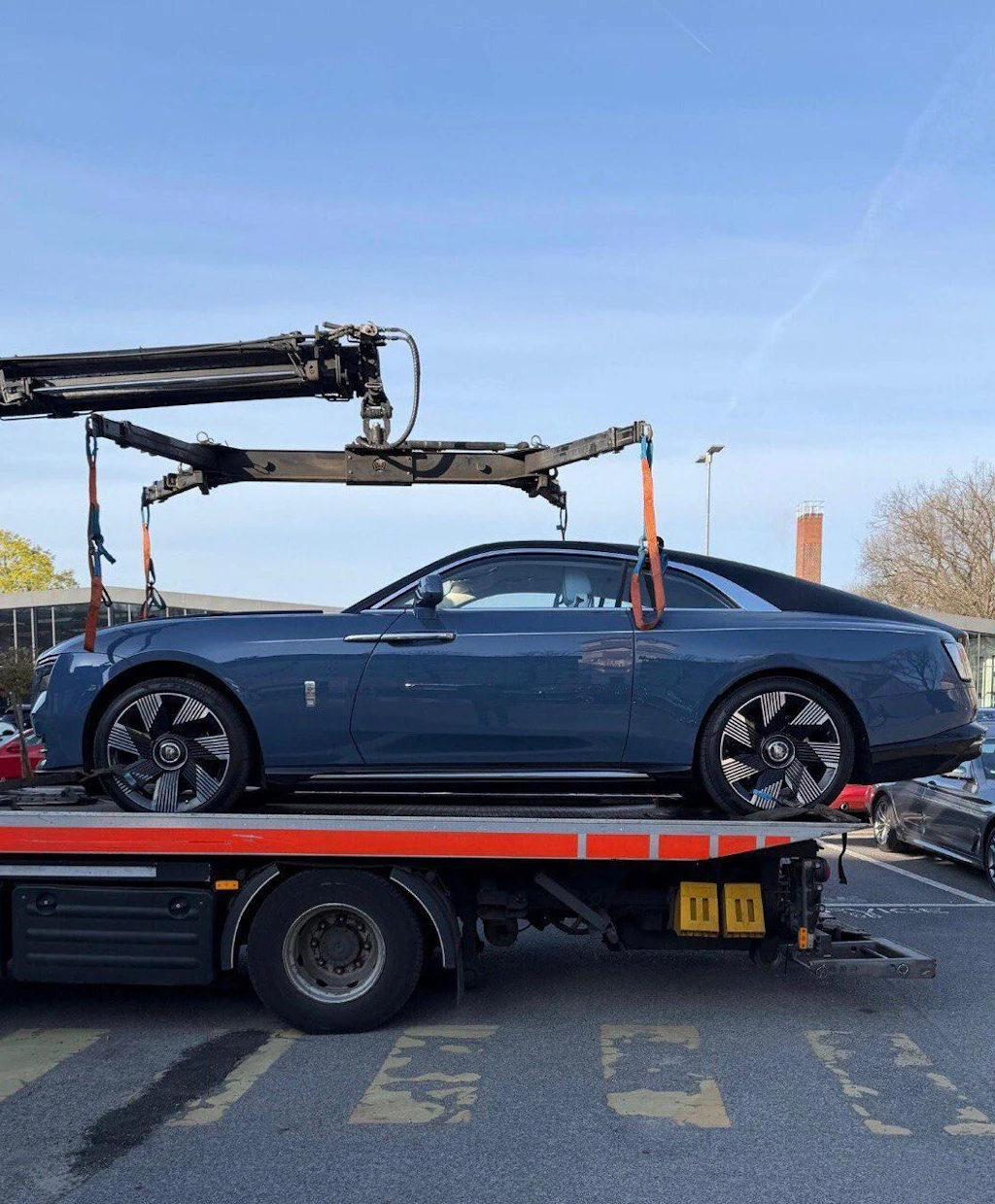 Bei Durchsuchungen in Berlin und Brandenburg stellte die Polizei unter anderem einen Rolls-Royce sicher.