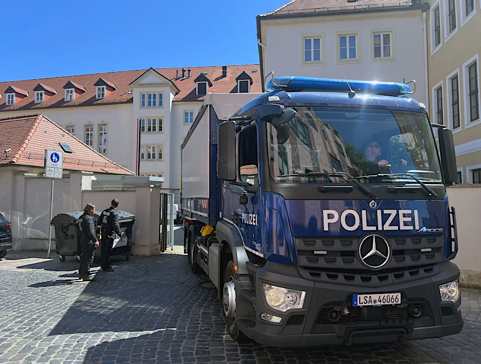 Ein Fahrzeug der Polizei steht in der Nähe des Landtages in Magdeburg. Wegen des Verdachts der Untreue haben Ermittler die Geschäfts- und Fraktionsräume von CDU, SPD und AfD im Landtag von Sachsen-Anhalt durchsucht. (Archivbild, 01.07.2025)