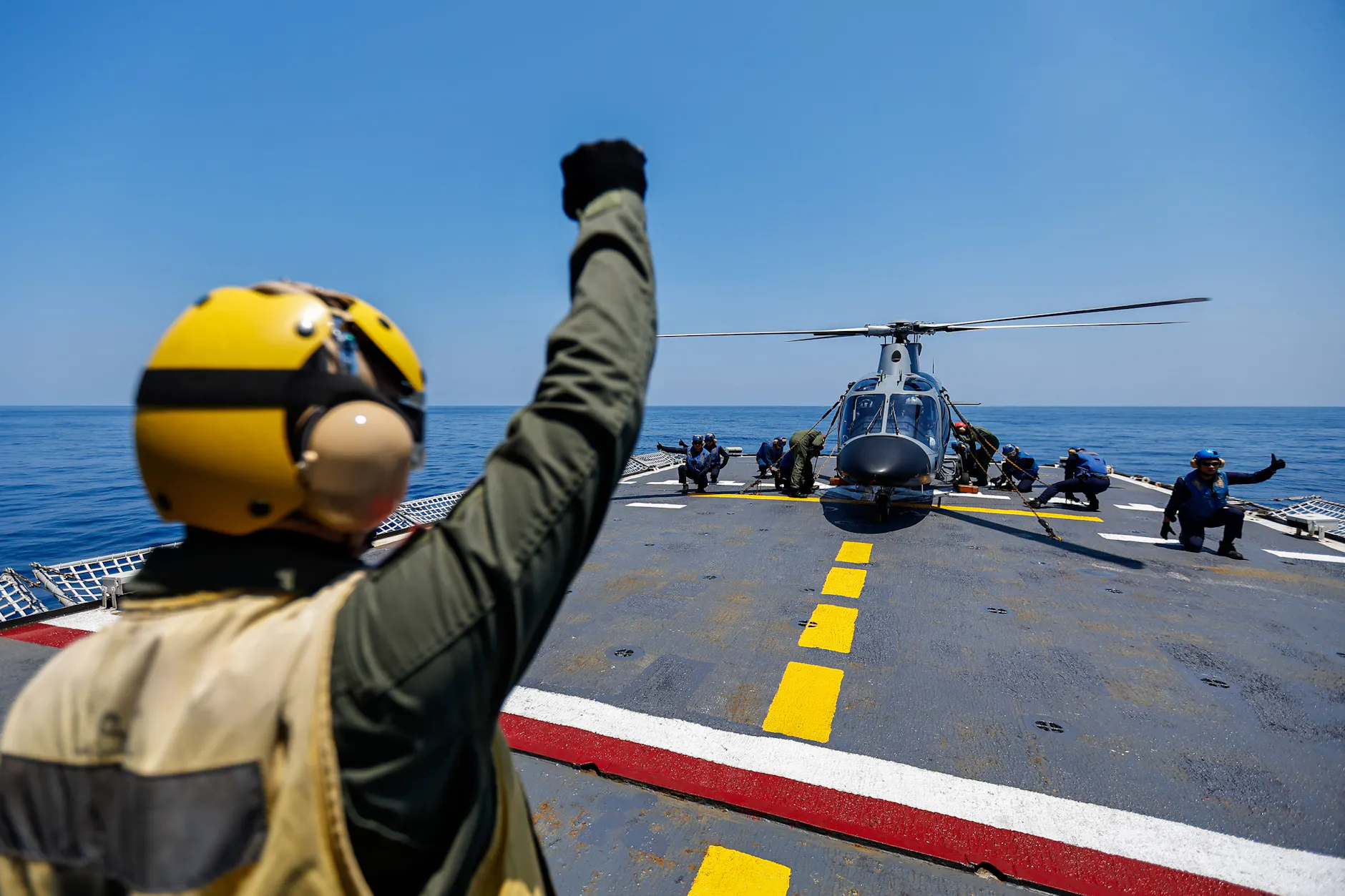 Ein Hubschrauber landet auf dem Deck eines Kriegsschiffs der philippinischen Marine während des Manövers Balikatan.