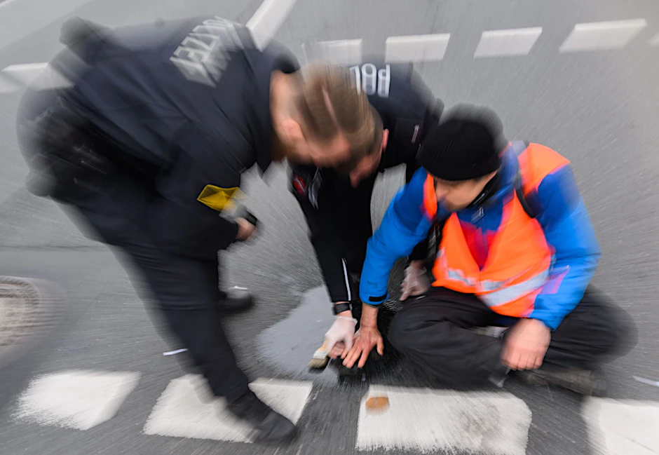 Die Letzte Generation blockierte 2022 in Halensee eine Straße. Ein Bild der Vergangenheit?