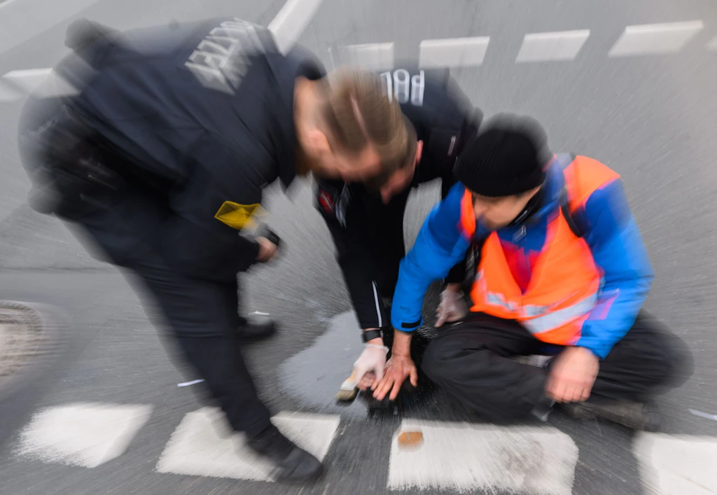 Die Letzte Generation blockierte 2022 in Halensee eine Straße. Ein Bild der Vergangenheit?