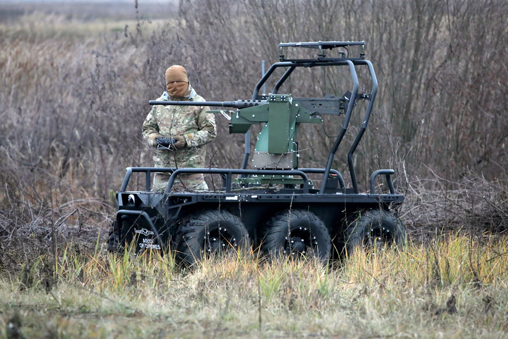 Ein ukrainischer Soldat steuert ein unbemanntes Bodenfahrzeug. Laut Militärgeheimdienst gehören Systeme wie „Ravlyk“ und „Lehit“ zu den an der Front eingesetzten Plattformen.