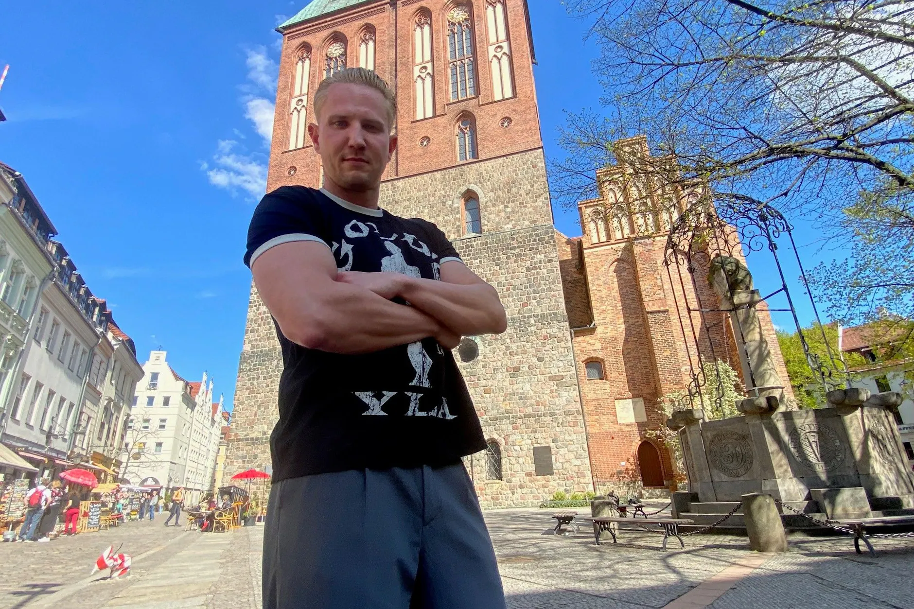 Martin Pohl steht vor der Nikolaikirche im Nikolaiviertel. Sein Wunsch ist es, dass der älteste Stadtteil von Berlin nicht verkommt.