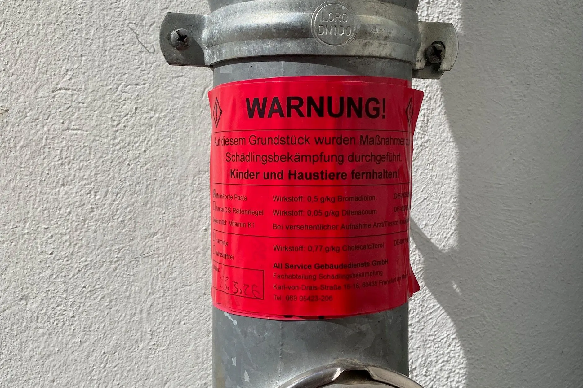 Rote Schilder, die vor Schädlingsbekämpfungsmittel im Nikolaiviertel warnen.