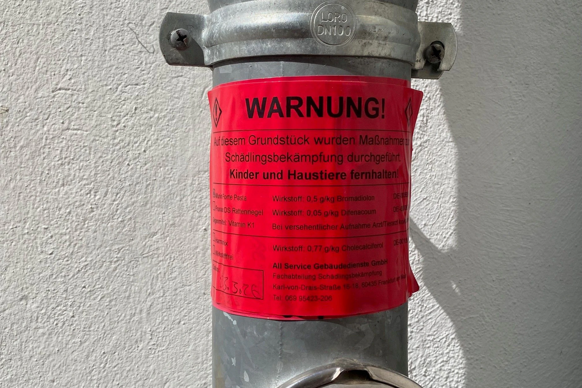 Rote Schilder, die vor Schädlingsbekämpfungsmittel im Nikolaiviertel warnen.