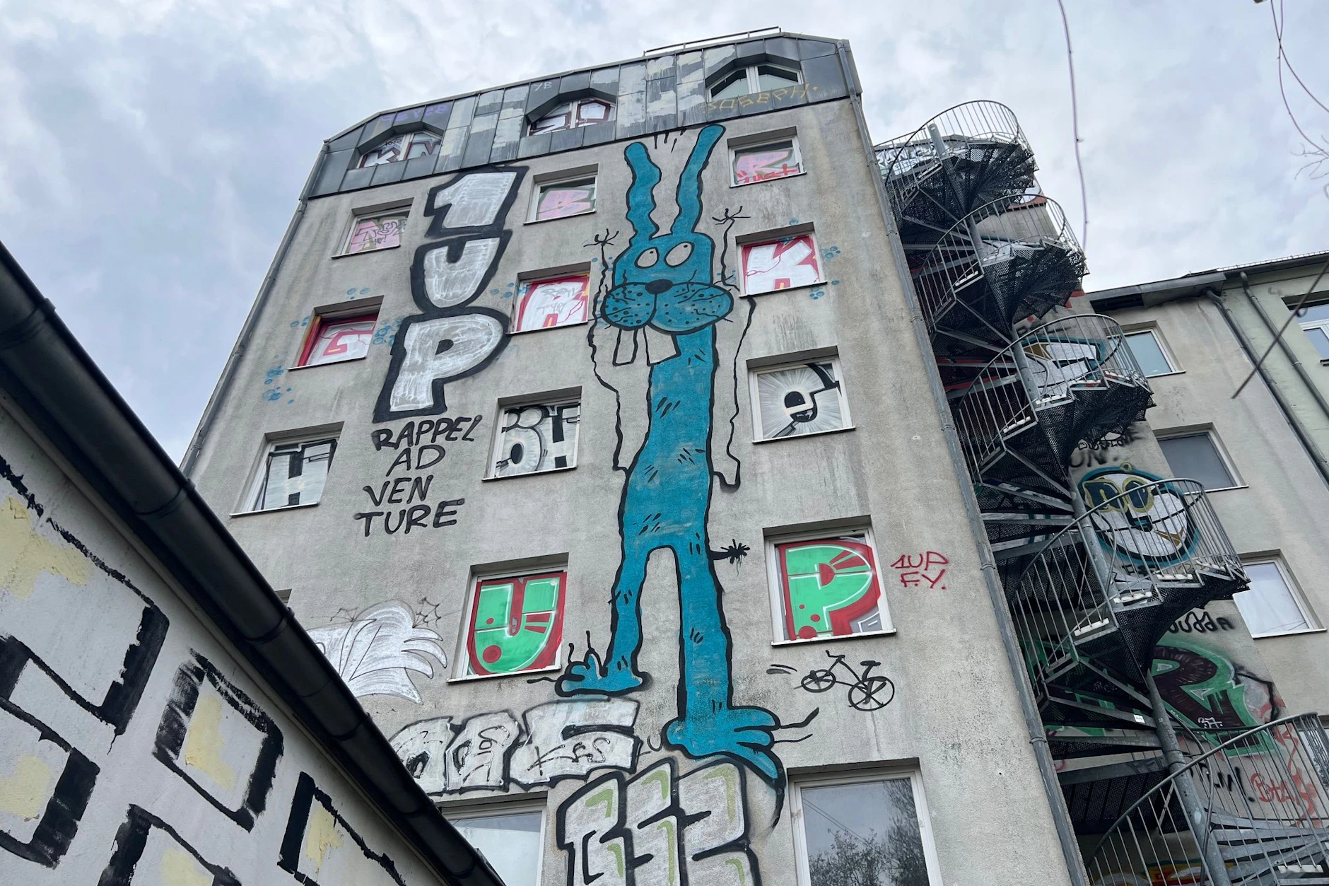 So sieht das Hotel von hinten aus. Ob hier jemals wieder Gäste übernachten werden?