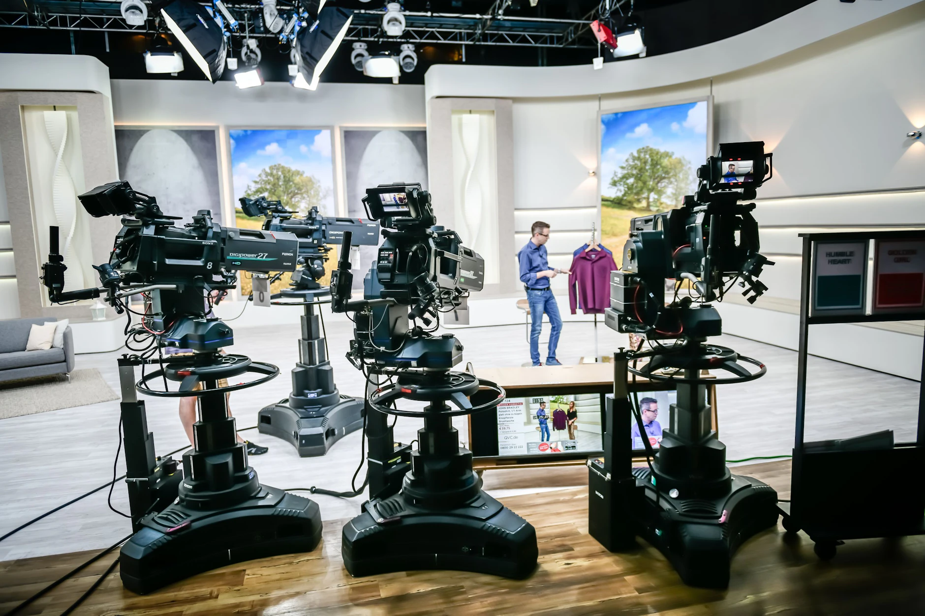 Blick hinter die Kulissen eines Teleshopping-Studios von QVC in Deutschland – das klassische TV-Verkaufsmodell steht zunehmend unter Druck.