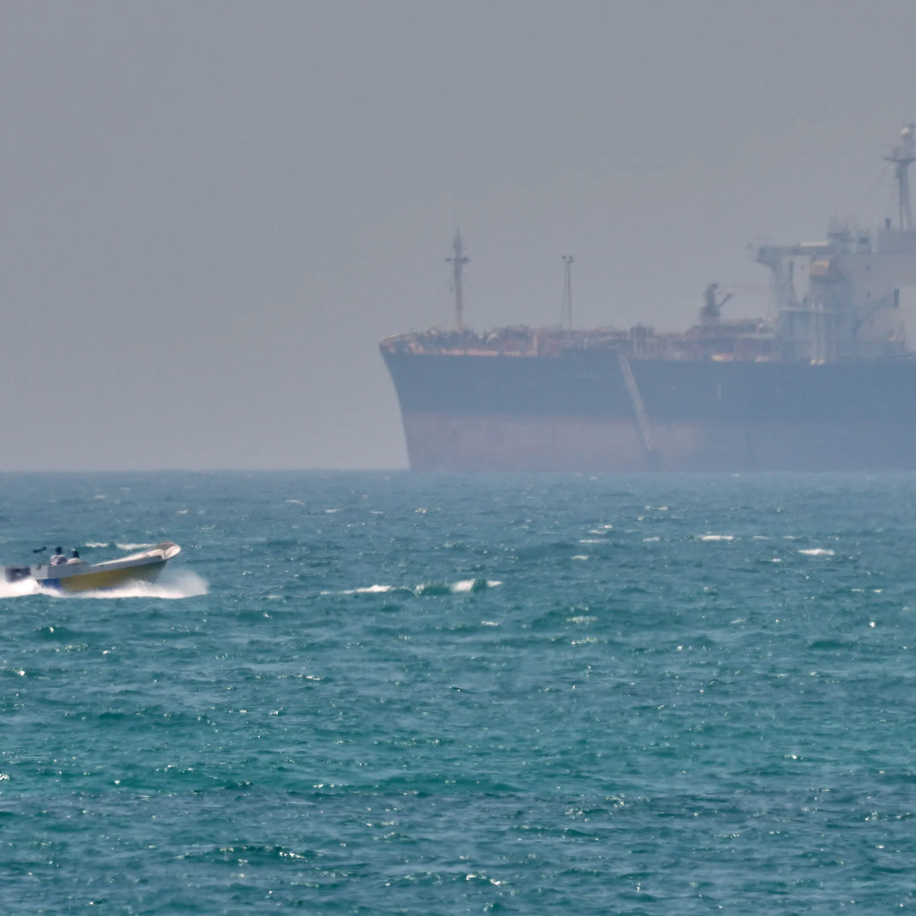 Hormus erneut dicht: USA attackieren Schiff, Iraner drohen mit Vergeltung