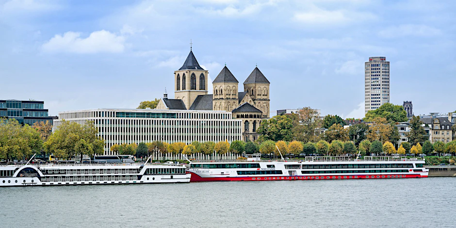 Das Institut der Deutschen Wirtschaft vor der romanischen Basilika St. Kunibert in Köln: Die Ökonomen vom Rhein sehen die Wirtschaft auf Talfahrt. 