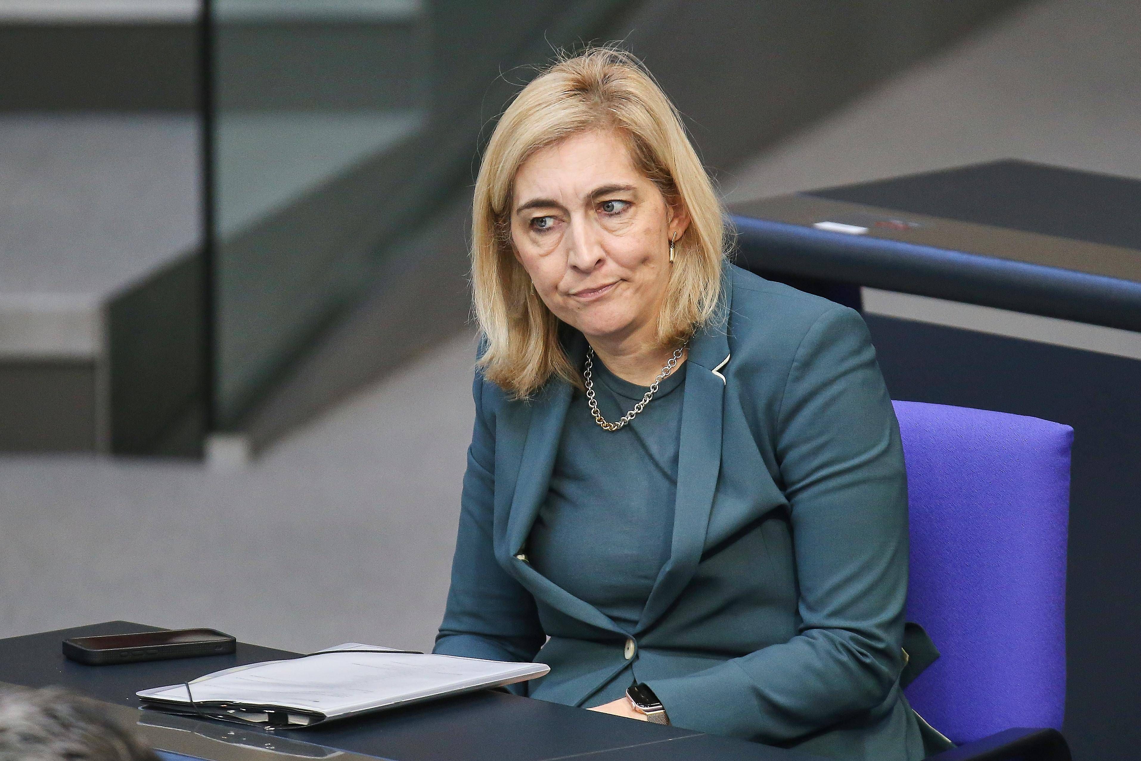 Gesetzlich Versicherte zahlen Bürgergeld – aber Beamte sind raus