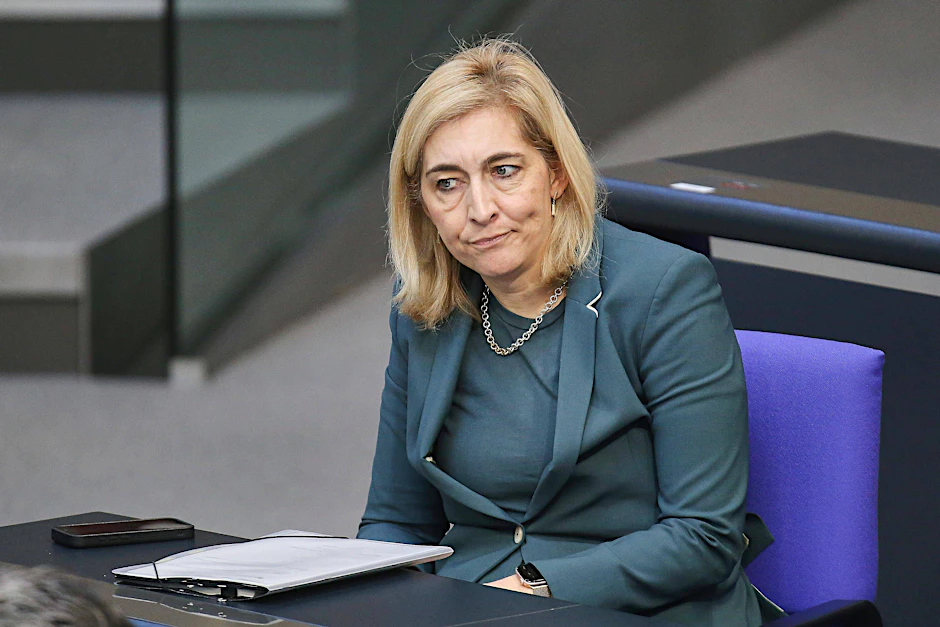 Bundesgesundheitsministerin Nina Warken (CDU) steht wegen ihres GKV-Sparprogramms in der Kritik. Die eigentliche Reform steht noch aus.