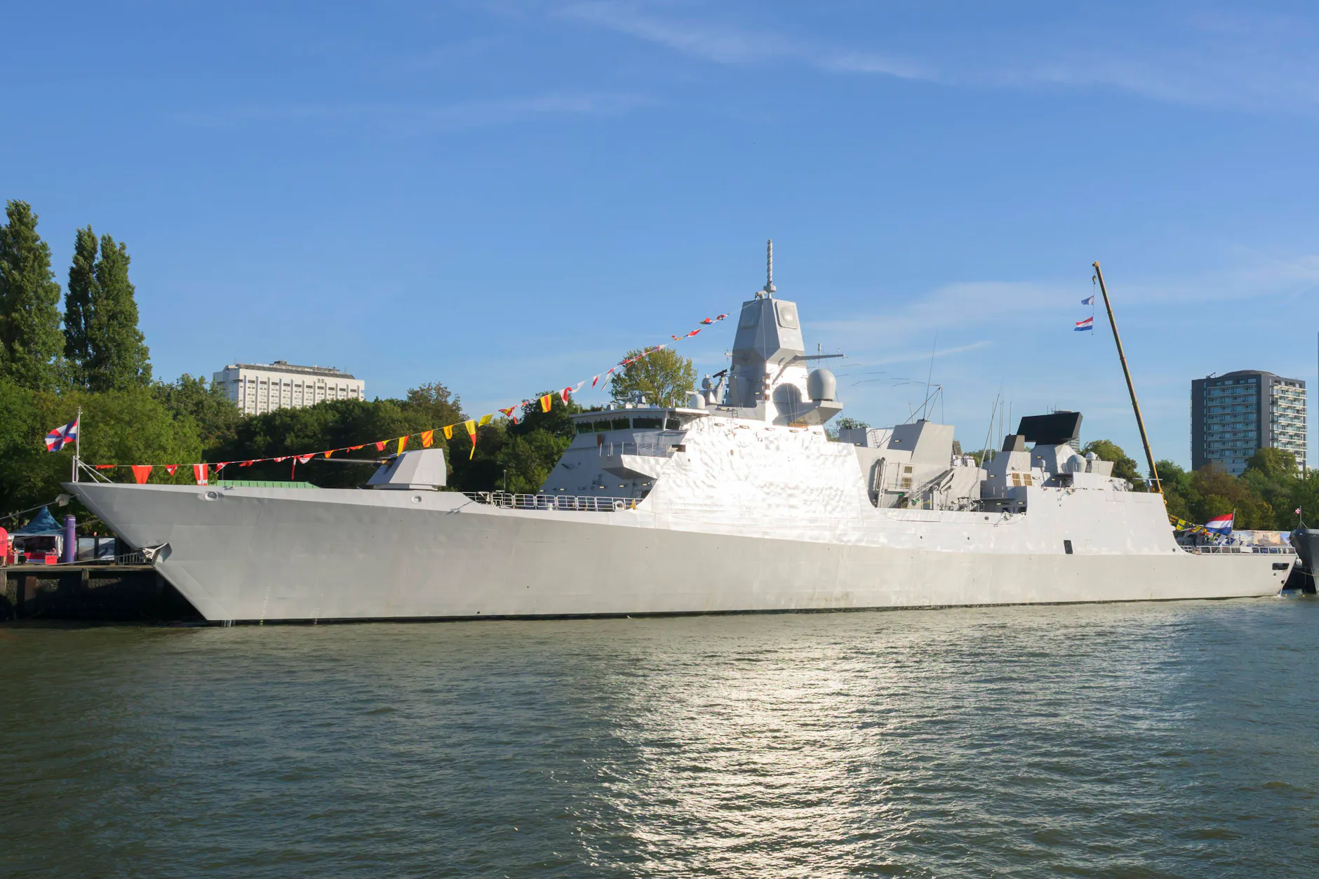 Ein Schiff der niederländischen Marine im Hafen – ein Fünf-Euro-Tracker reichte, um die Fregatte Evertsen im Mittelmeer zu orten.