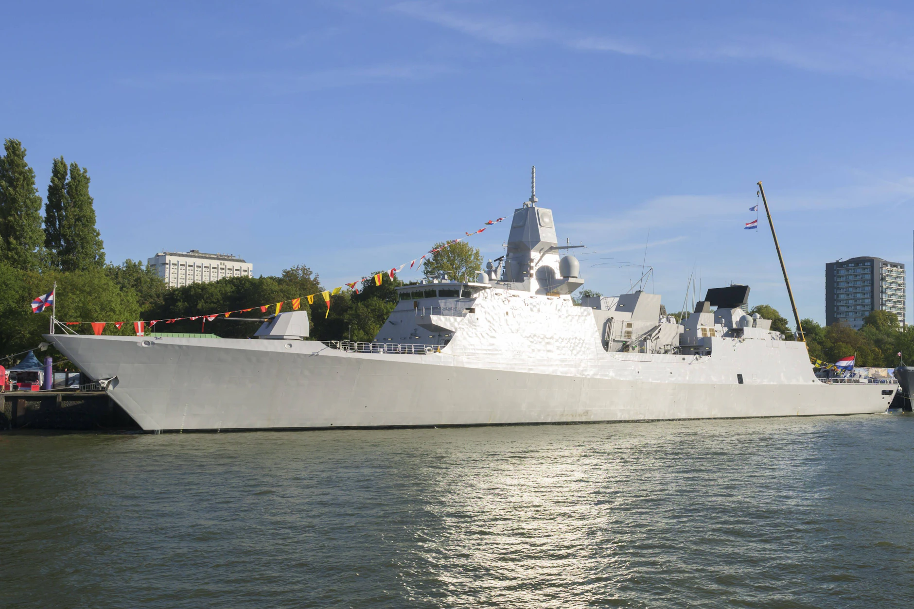 Ein Schiff der niederländischen Marine im Hafen – ein Fünf-Euro-Tracker reichte, um die Fregatte Evertsen im Mittelmeer zu orten.