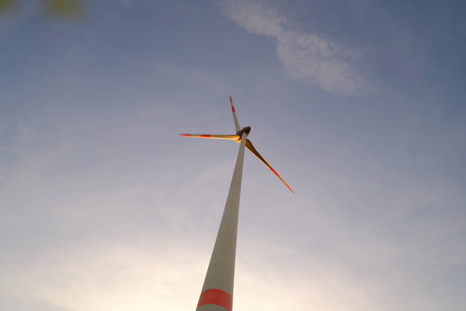 Symbol nachhaltiger Energieerzeugung: ein Windrad im Norden von Augsburg.