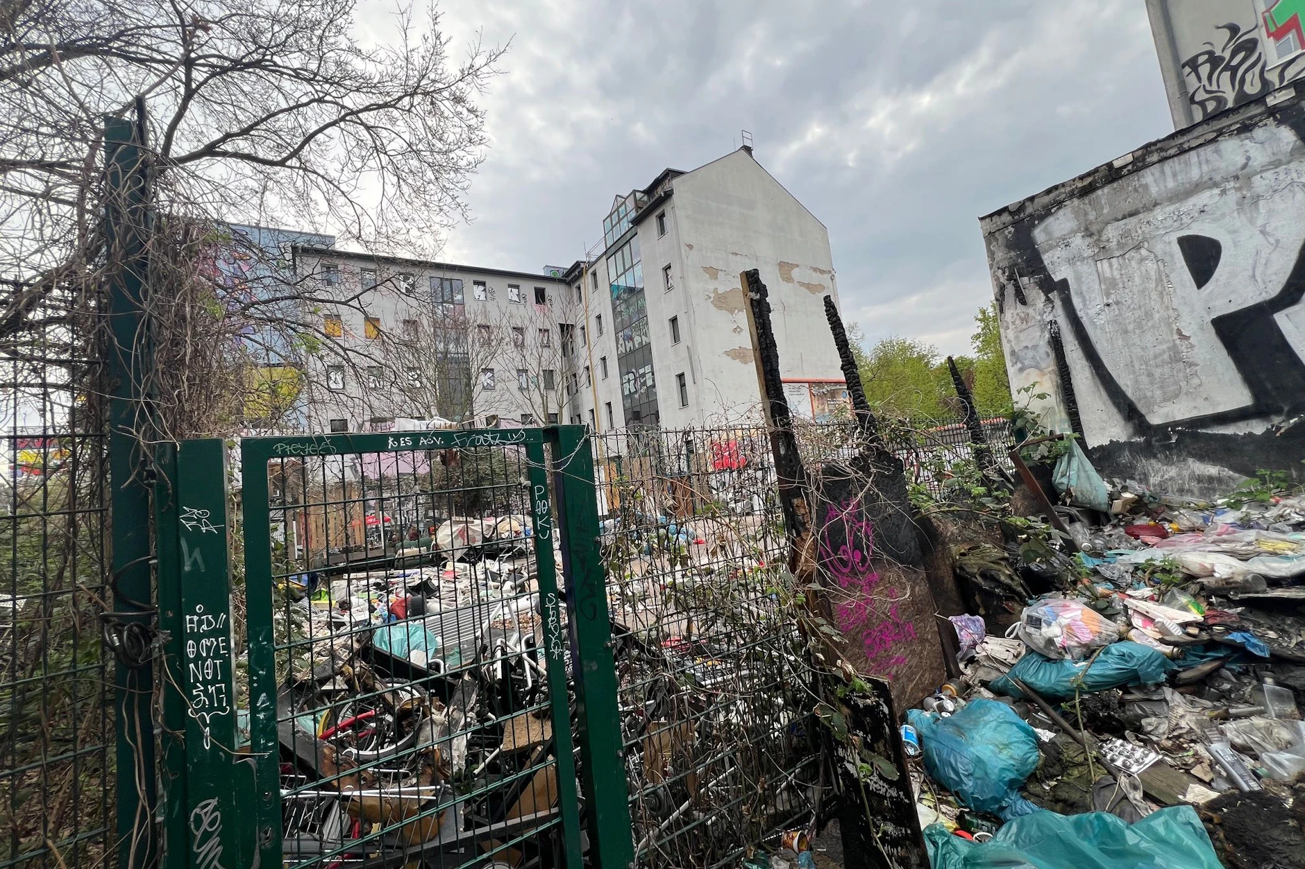 Auf der Fläche zwischen Hotel und Hostel, wo früher unter anderem Autos parkten, türmt sich der Müll.
