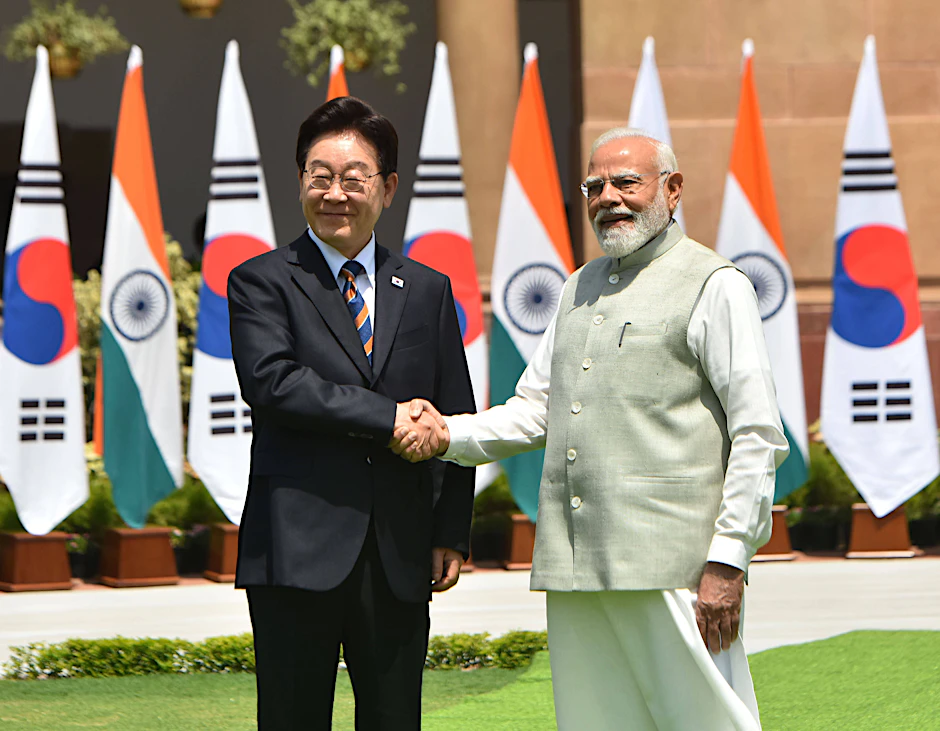 Der südkoreanische Präsident Lee Jae-myung (l.) und der indische Premierminister Narendra Modi