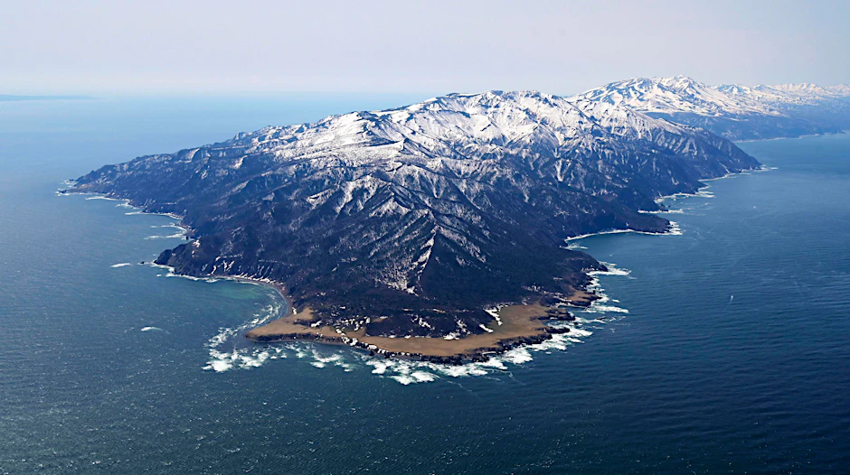 Dieses Luftbild zeigt die Gewässer an der Halbinsel Shiretoko im Norden Japans auf Hokkaido, wo es Rettungsaktionen gibt.