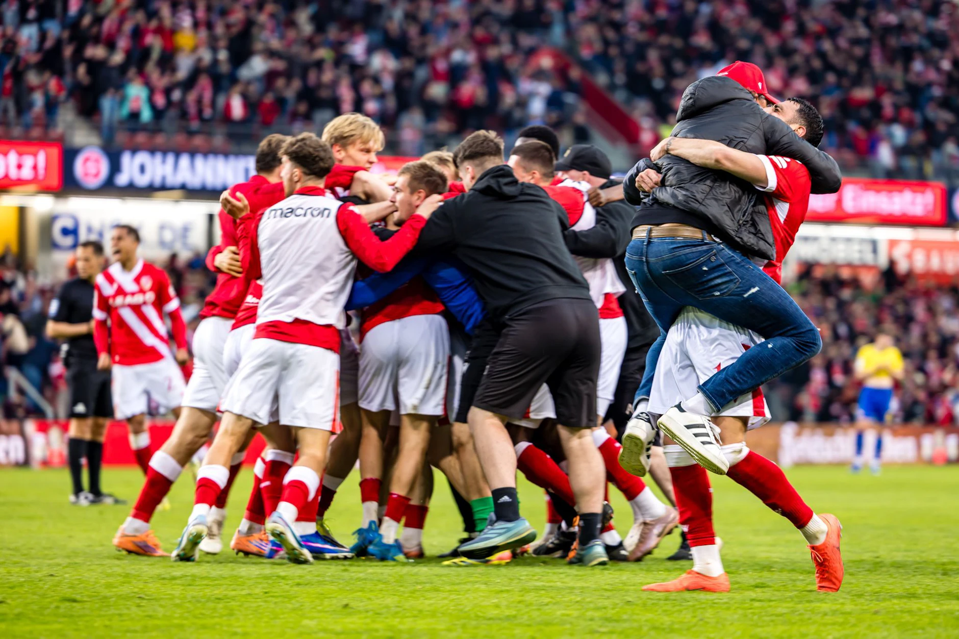 Spieler, Betreuer und Trainer Wollitz (r.) jubeln über das zwischenzeitliche 4:3 im Heimspiel gegen Essen. 