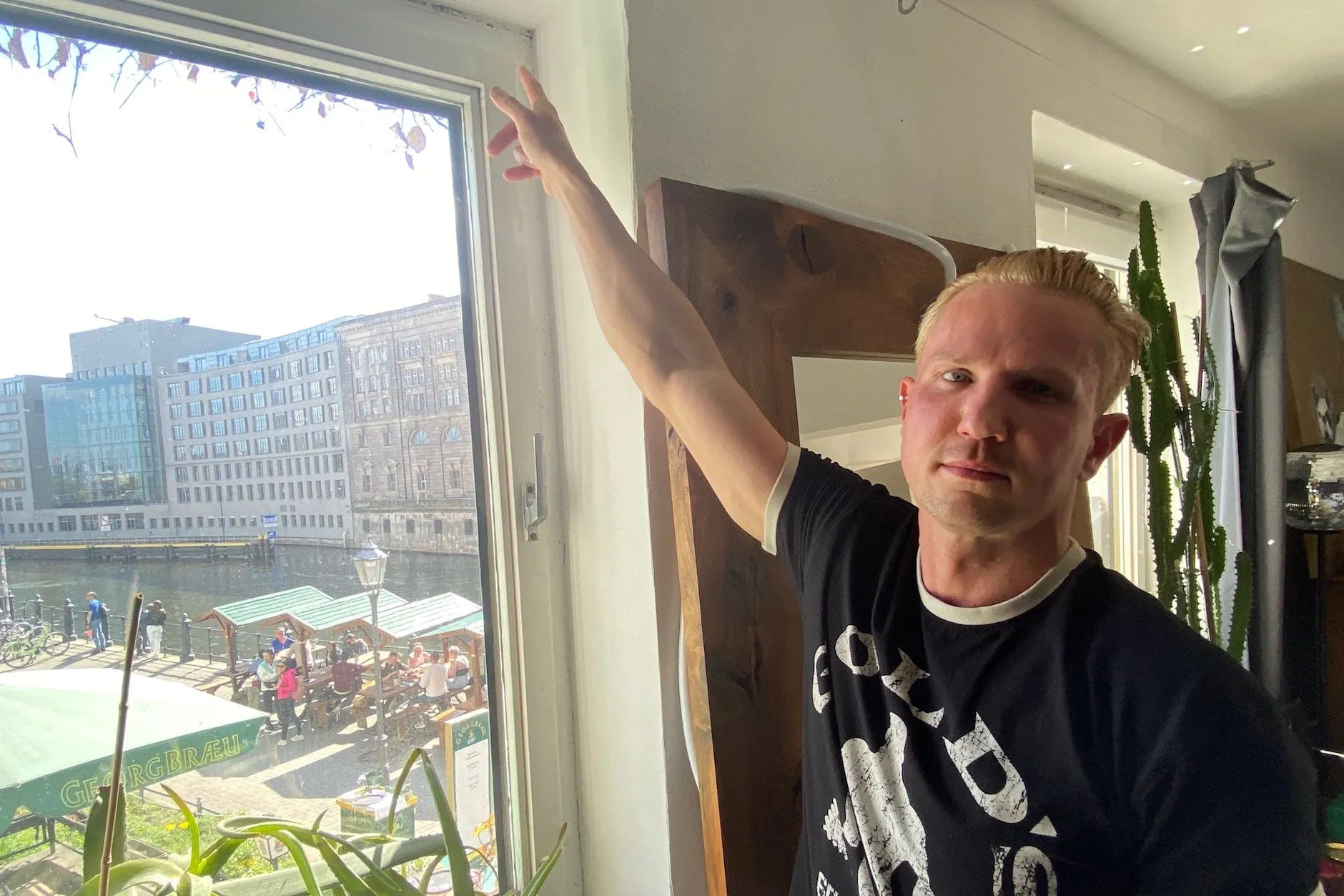 Martin Pohl (40) zeigt an einem Fenster, wo er Schimmel entdeckt hatte.