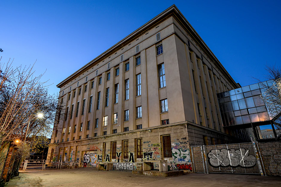 Das Gebäude des Clubs Berghain in Berlin am Abend ohne die typische Warteschlange vor dem Eingangsbereich.