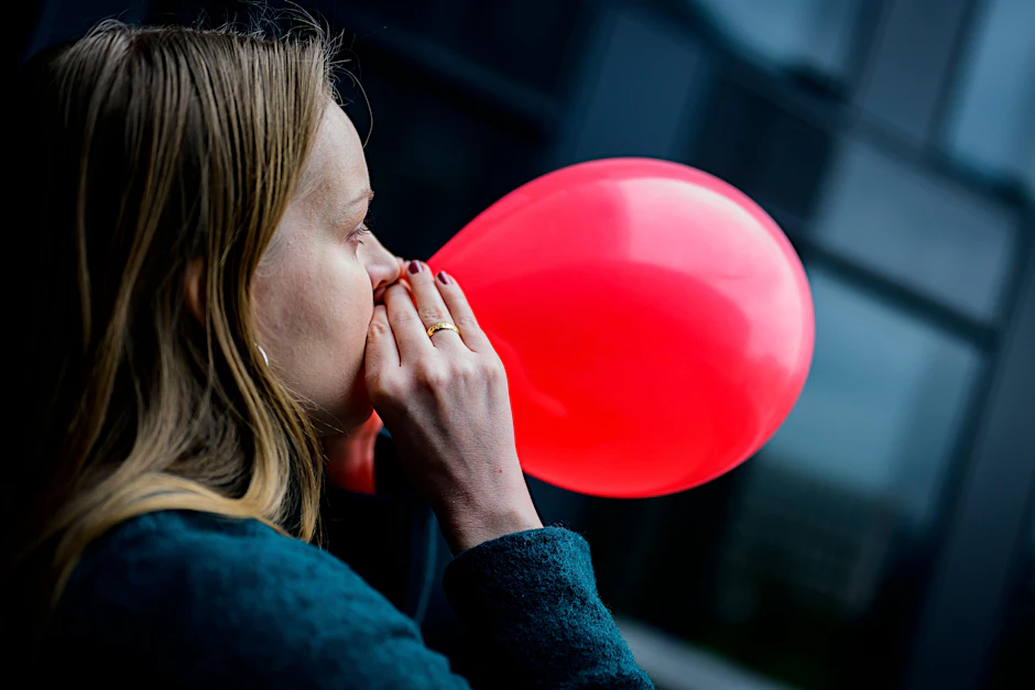 Lachgas kann durch einen Ballon inhaliert werden.
