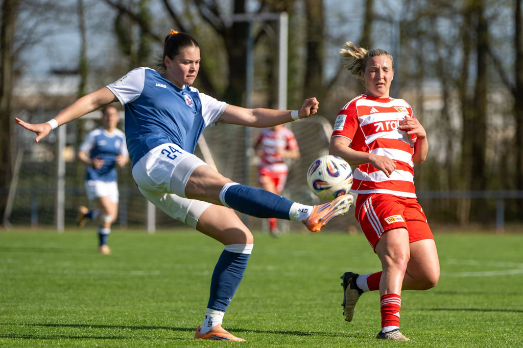 Testspiel gegen 1. FC Union Berlin: Der 1. FFC Turbine Potsdam, hier mit Julia Hüsch beim Schuss, kämpft gegen den Abstieg.